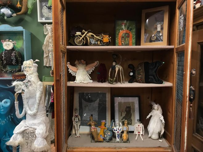 V Adventní neděli je opět otevřený můj Kabinet kuriozit. Pojedete-li kolem, zastavte se. Už je zase plný loutek, obrazů a...