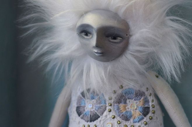 Měsíčník. Měsíc v úplňku je téma, které se mi v obměnách vrací do tvorby. Tenhle vyšívaný nebeský Dohlížitel vznikl v...