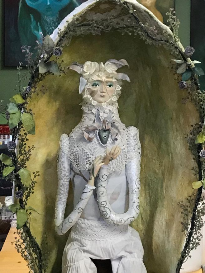 Velká ochránkyně můrek už nemohla déle čekat na svůj přístřešek. Tak jsem se do něho o Vánocích pustila. Ještě není...